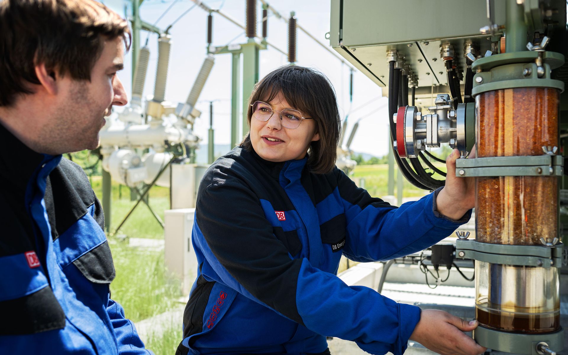 Frau mit Mann im Gespräch im Umspannwerk