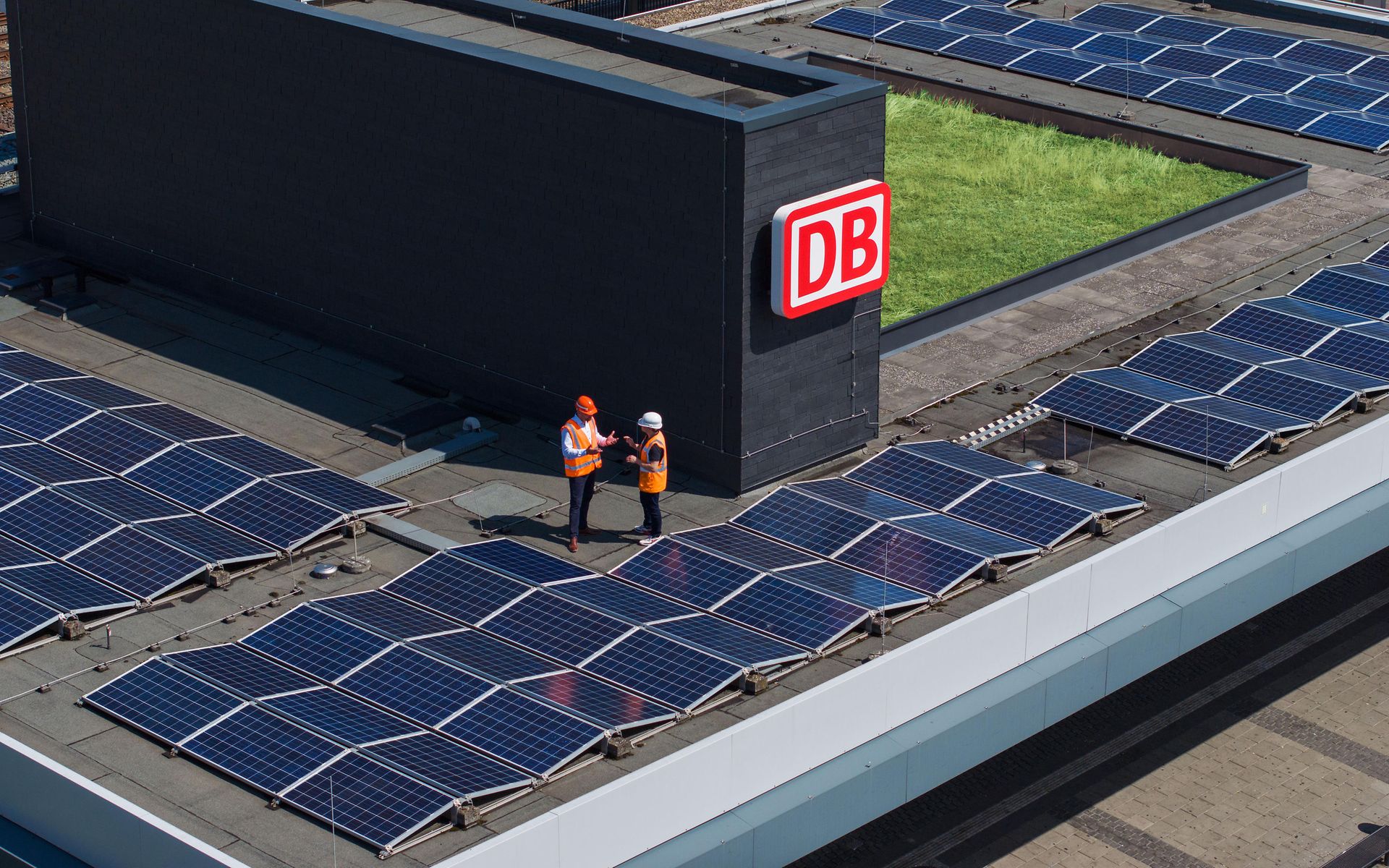 Solaranlage auf einem Bahnhofsdach