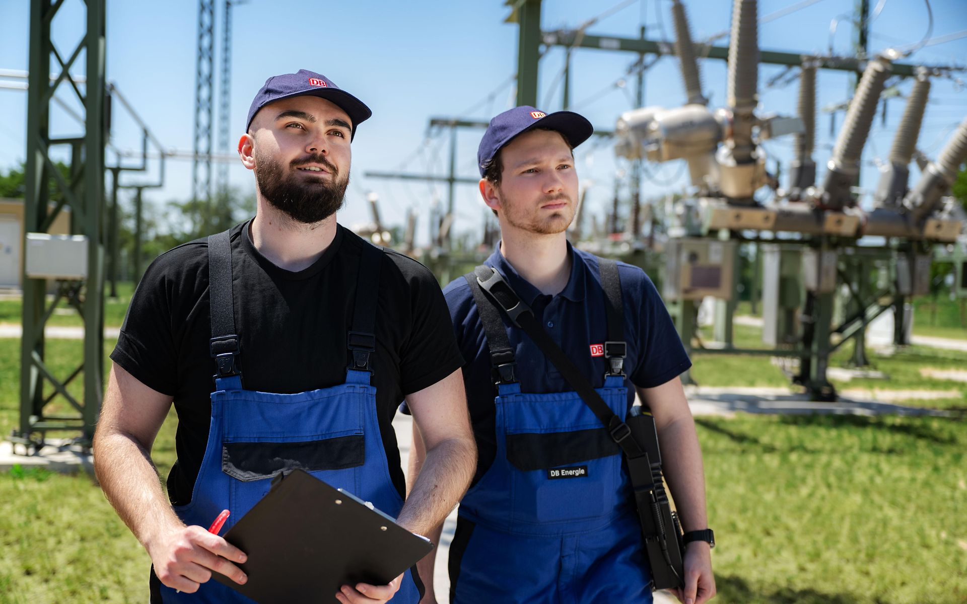 Männer in Arbeitskleidung in Umspannwerk der DB Energie