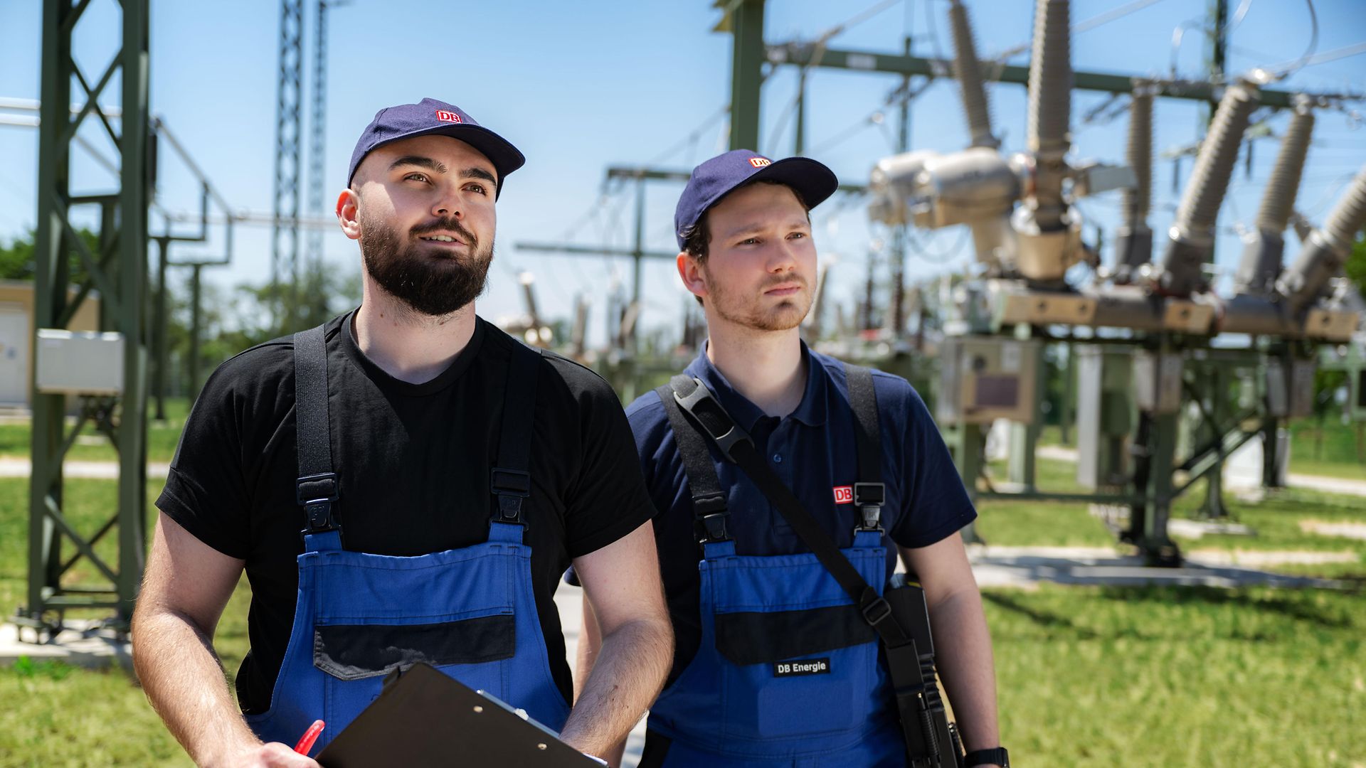 Männer in Arbeitskleidung in Umspannwerk der DB Energie