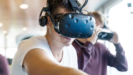 Mann mit VR-Brille