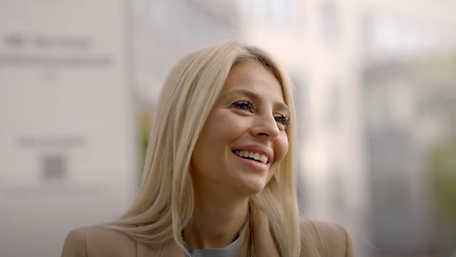 Lachende Frau mit blonden langen Haaren