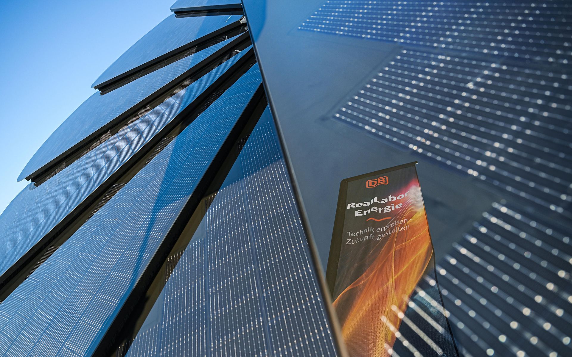 Mehrere Photovoltaikmodule im DB RealLabor Energie zur Erzeugung erneuerbarer Energie.