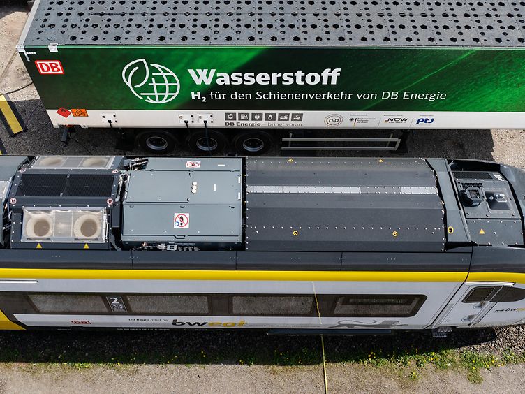 Wasserstoff-Tankanlage von DB Energie an einer Schienenanlage.