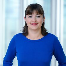 Frau lächelt in die Kamera