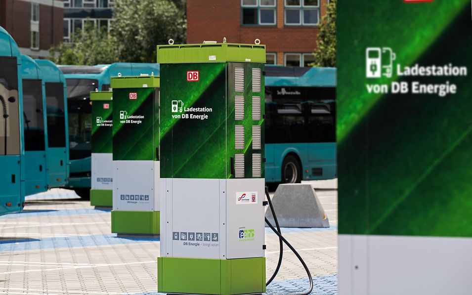 Ladeinfrastruktur von DB Energie für den Busbetriebshof Frankfurt‑Höchst