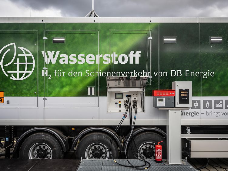 Weltweit erste vollmobile, flexible Wasserstofftankstelle „auf Rädern“ für den Schienenbereich