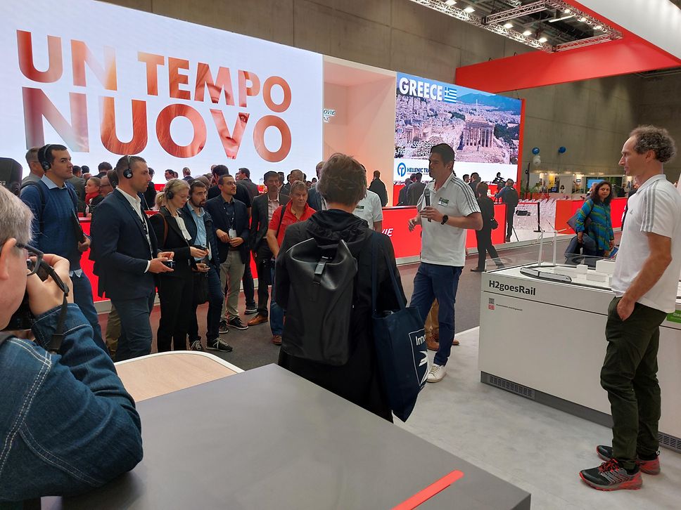 Interessierte Besucher am H2goesRail-Modell der DB Energie (Quelle: Deutsche Bahn AG)