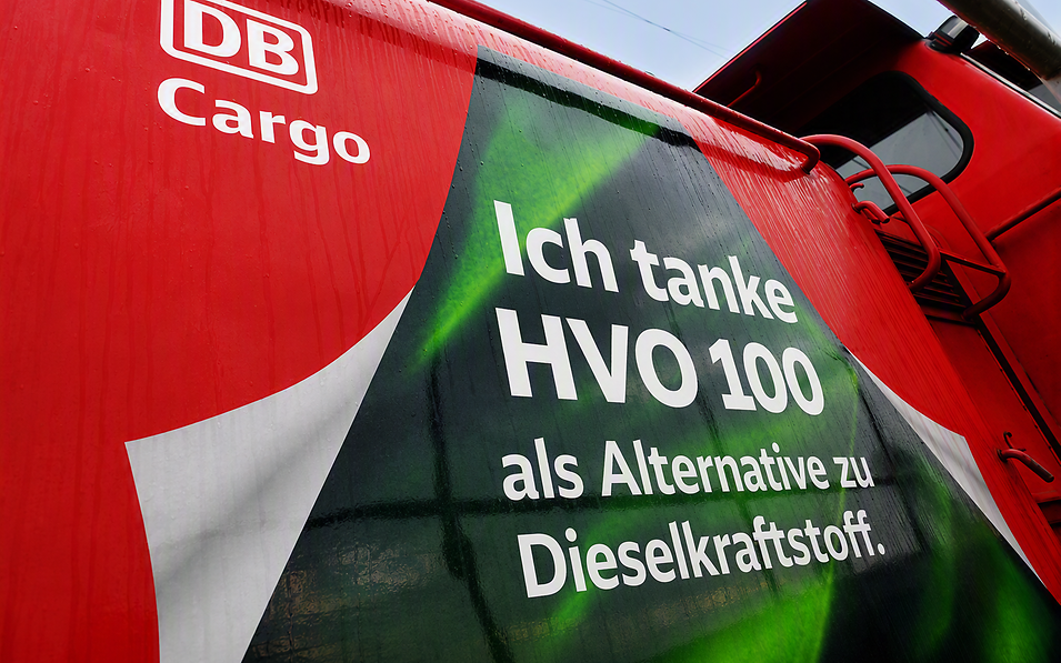 HVO 100 als Alternative zu Dieselkraftstoff an einer DB Energie Tankstelle.
